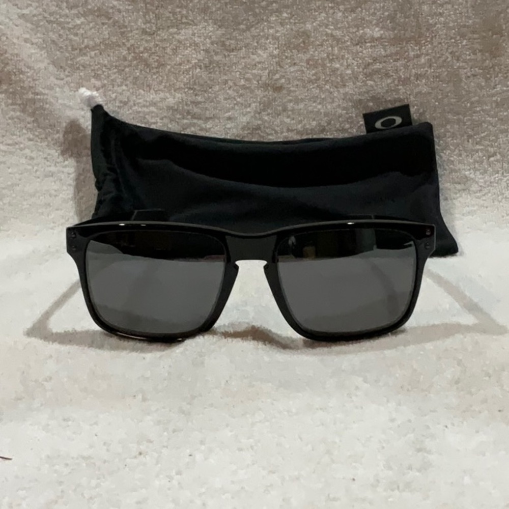 NEW OAKLEY Black Sunglasses - Picture 3 of 4